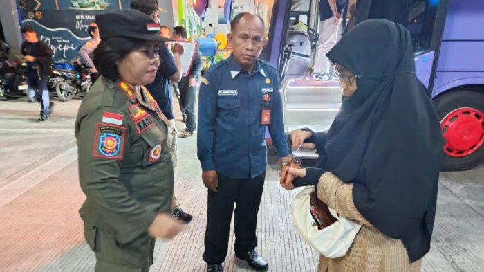 Tim Gabungan Satpol PP Badung, saat melakukan razia penduduk pendatang di Terminal Tipe A Mengwi Badung pada Selasa 8 April 2025 pagi.