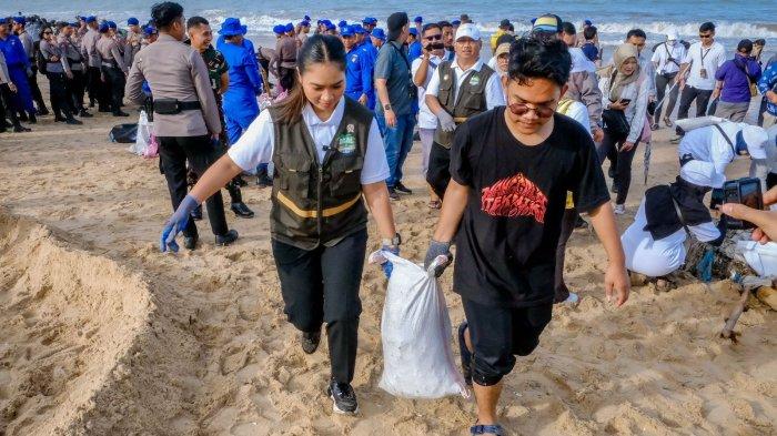 BERSIH-BERSIH - Wamenpar Ni Luh Puspa saat mengikuti Aksi Bersih Sampah Laut di Pantai Kedonganan hingga Jimbaran, Kabupaten Badung, pada Minggu (19/1).