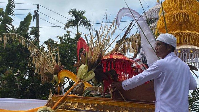 RITUAL NYELUNG - Subak Gede Buahan menyelenggarakan ritual Nyelung, Rabu (24/7). Nyelung adalah ritual mempersembahkan hasil pertanian ke Pura Pucak Pausan, Desa Adat Pausan, Desa Buahan Kaja Payangan.