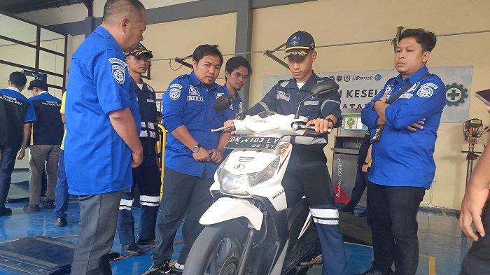 Uji coba kendaraan konvensional yang dirubah ke tenaga listrik di Poltrada Bali, Jumat 21 Juni 2024.