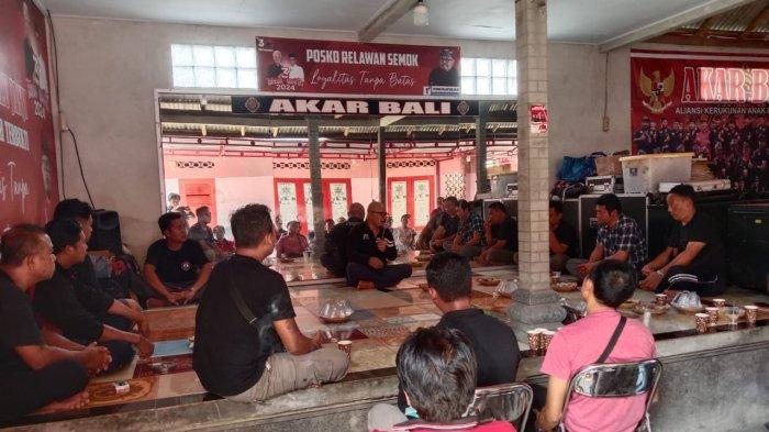  Puluhan sopir kontrak di Pemerintah Kabupaten Karangasem mesadu ke anggota DPRD Provinsi Bali dapil Karangasem, Nyoman Oka Antara, Minggu (21/4/2024).