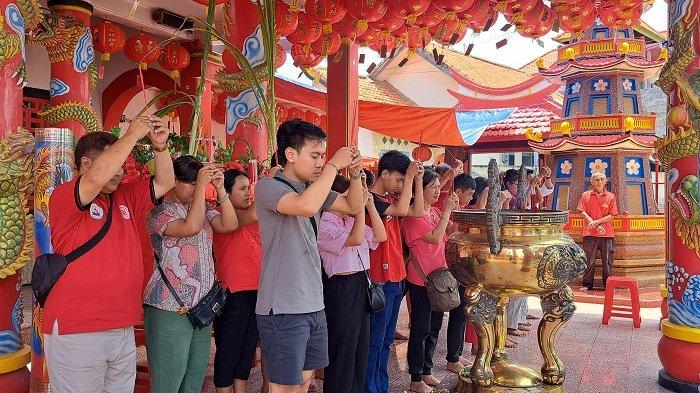 SEMBAHYANG - Etnis Tionghoa dan simpatisan saat melakukan sembahyang dalam ritual ciswak di TITD Seng Hong Bio, Rabu (12/2). Ritual tolak bala ini diikuti 400 orang yang merupakan etnis Tionghoa dan simpatisan.
