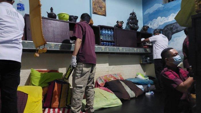 PENGGELEDAHAN - Petugas Lapas Kelas IIB Singaraja bersama anggota BNNK Buleleng melakukan penggeledahan kamar tahanan, Minggu (9/3). Penggeledahan dilakukan untuk mengantisipasi barang terlarang baik narkoba hingga ponsel masuk ke areal Lapas. 