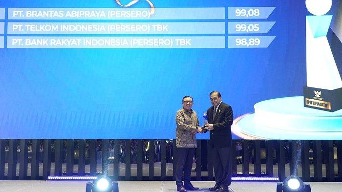 VP Corporate Communication Telkom, Andri Herawan Sasoko, saat menerima penghargaan sebagai Peringkat Kedua Badan Publik Kualifikasi “Informatif” dalam kategori Badan Usaha Milik Negara (BUMN) pada acara Malam Anugerah Keterbukaan Informasi Publik Tahun 2024 yang digelar oleh Komisi Informasi Pusat (KIP) di Ballroom Hotel Movenpick, Jakarta.