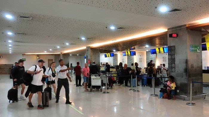 TERMINAL KEBERANGKATAN - Suasana terminal keberangkatan domestik Bandara I Gusti Ngurah Rai Jumat (21/3).