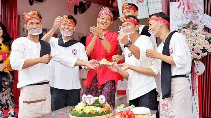 Pemotongan Tumpeng di Grand Opening Makaroni Ngehe Bali.