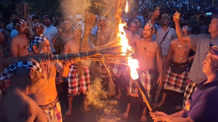 SIAT API - Tradisi siat api yang digelar Desa Adat Duda, Kecamatan Selat, Karangasem, Rabu (27/2) malam.