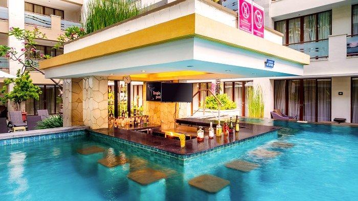 KOLAM - Pool bar di Aston Kuta Hotel & Residence, salah satu hotel yang kini menawarkan promo spesial bagi pemilik KTP Bali