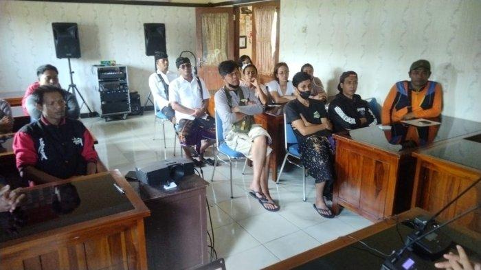 Kontak erat - 19 orang yang merupakan keluarga dan kerabat Kadek Sugiartama saat dikumpulkan di Puskemas Banjar 2 untuk diberi Vaksin Anti Rabies (VAR). VAR diberikan untuk meminimalisir dampak lanjutan pasca kematian Sugiartama akibat suspek rabies.
