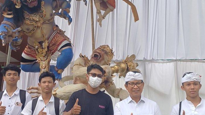 Tinjau - Bupati Badung I Wayan Adi Arnawa saat meninjau persiapan parada ogoh-ogoh di Balai Budaya Puspem Badung pada Jumat (14/3).