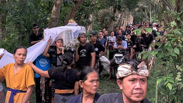 
PEMAKAMAN - Ratusan warga mengiringi pemakaman Nengah Sudana di Setra Adat Angantelu, Kecamatan Manggis, Kabupaten Karangasem, Senin (28/7) siang. 