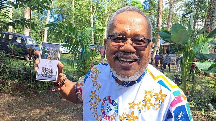 DONASI POHON - Jero Kadek Suardika menunjukkan barcode pohon yang dia adopsi.