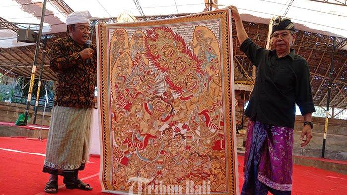 Para pembicara saat menunjukkan contoh lukisan wayang Kamasan kepada peserta workshop, Senin (8/7/2019), di kalangan Ayodya Taman Budaya Art Center Denpasar.