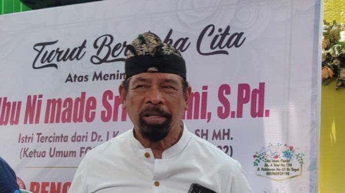 Anggota DPRD Bali Ketut Rochineng bersama almarhum istrinya Ni Made Sri Ardiani semasa hidup.