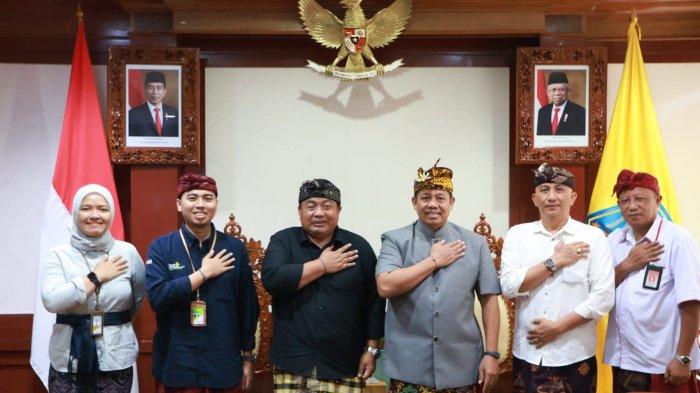AUDIENSI - Penjabat (Pj) Gubernur Bali, Sang Made Mahendra Jaya menerima audiensi anggota Komisi VI DPR RI Dapil Bali Nyoman Parta dan rombongan Pertamina Bali, di Ruang Kerja Gubernur Bali di Denpasar, Kamis (21/9).
