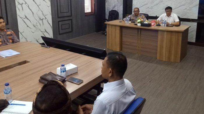 BAHAS CANGGU - Ditlantas Polda Bali dan instansi terkait lainnya dari Pemkab Badung hingga desa adat menggelar rapat mengatasi permasalahan kemacetan di Canggu, Kecamatan Kuta Utara, Kabupaten  Badung, di Kantor Ditlantas Polda Bali, pada Rabu (8/1).
