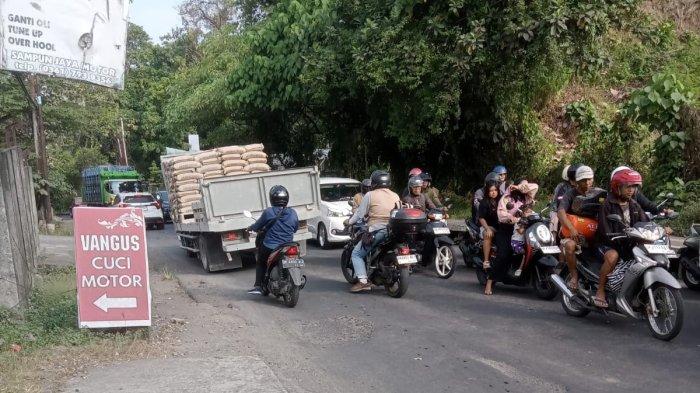 JELANG PERBAIKAN - Kondisi Jalan Raya Mambal yang mengalami kerusakan. Pemkab Badung sudah pasti akan memperbaiki jalan ini. Perbaikan sudah disepakati akan diambil alih Badung meski statusnya milik Pemprov Bali.