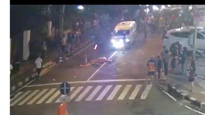 TKP - Tragedi kecelakaan terjadi di Kota Batu, Malang, Jawa Timur. Di mana bus pariwisata menabrak sejumlah orang di depan Batu Town Square Kota Batu karena mengalami rem blong.