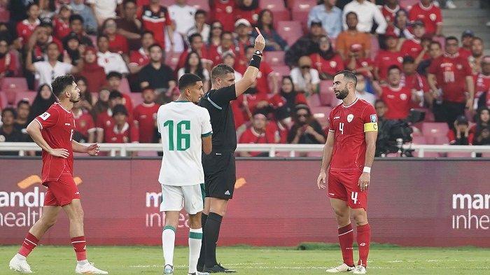 KARTU MERAH - Pemain Timnas Indonesia Jordi Amat mendapat kartu merah pada laga kelima Grup F Putaran Kedua Kualifikasi Piala Dunia 2026 zona Asia di Stadion Utama Gelora Bung Karno, Jakarta Pusat, Kamis (6/6). Timnas Indonesia kalah 0-2.