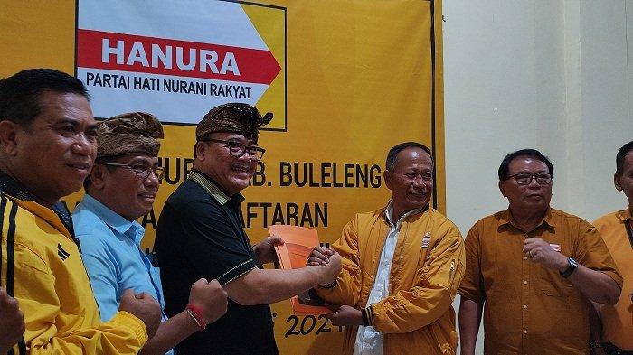 Nyoman Sugawa Korry saat mendaftarkan diri sebagai bakal calon Bupati Buleleng melalui partai Hanura, Jumat (24/5).