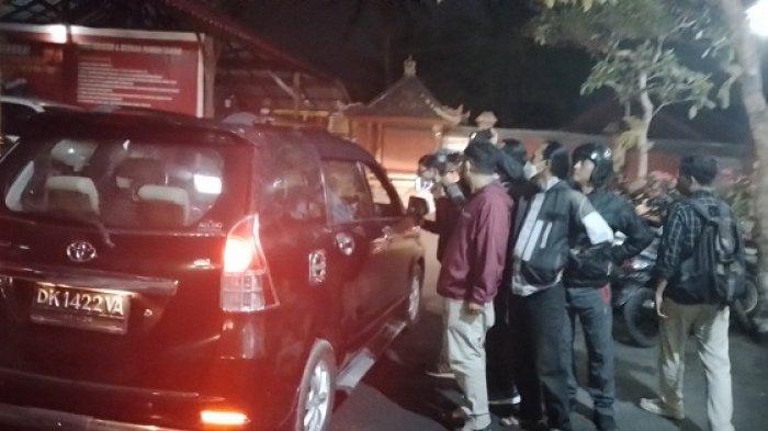 Awak media saat meminta keterangan pengacara Ayu Terra Resort Ubud di Mapolres Gianyar, Senin 11 September 2023 malam.