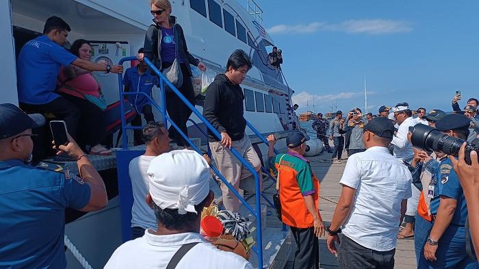 
PERDANA - Kapal Express Bahari 1F melakukan penyeberangan perdana dari Banyuwangi ke Denpasar dan sandar di Pelabuhan Sira Angen, Serangan, Kota Denpasar, Rabu (23/7). Para penumpang Kapal Express Bahari 1F turun di Pelabuhan Sira Angen, Serangan.