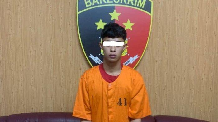Sosok Amrin AL Rasyid Pane (20) yang menjadi pelaku pembunuhan PSK di Kuta saat diamankan di Mapolsek Kuta. Serta kondisi TKP yang dipenuhi bercak darah.