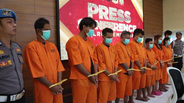 Sembilan orang tersangka penyalahgunaan narkotika dan obat-obatan yang diamankan selama Operasi Antik Agung di Aula Mapolres Jembrana, Kamis 20 Juni 2024.