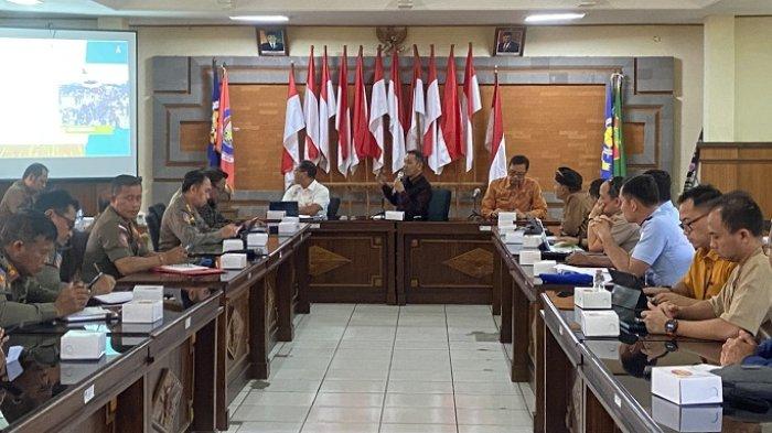 RAPAT SATGAS - Rapat bahas satgas layang-layang melibatkan Satpol PP Bali, Kantor Otoritas Bandara Wilayah IV, dan perwakilan Majelis Desa Adat (MDA) yang digelar di Kantor Satpol PP Bali, Selasa (23/7).
