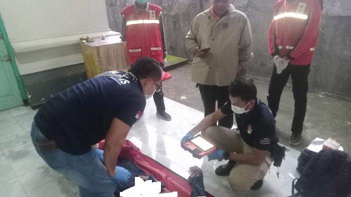 Jenazah - Polisi ketika melakukan identifikasi jenazah Pande Gede Putra pasca dievakuasi dari hutan lindung di kawasan Desa Pancasari, Senin (3/2/2025). Penyebab kematian pria 53 tahun itu diduga karena menjadi korban pembunuhan.