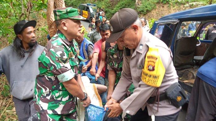 Polisi saat mengevakuasi jenazah Komang Suarsana yang ditemukan tewas di Air Terjun Hotspring, Banjar Dinas Pererenan Bunut, Desa Gitgit, Kecamatan Sukasada, Selasa (31/10).