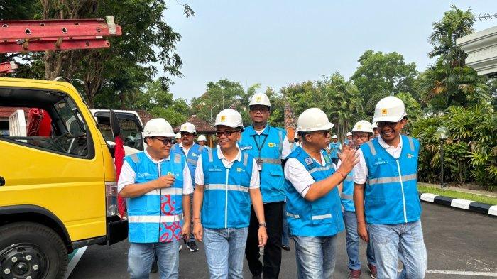 PT PLN (Persero) menyatakan kesiapannya, dalam mengawal pasokan listrik selama perhelatan Pesta Demokrasi Daerah 5 tahunan di Bali yang akan dilaksanakan Rabu 27 November 2024 besok.



Hal ini disampaikan General Manager PT PLN (Persero) Unit Induk Distribusi (UID) Bali, I Gede Agung Sindu Putra, dalam Apel Siaga Pilkada (Pemilihan Kepala Daerah) Bali 2024 hari ini. 