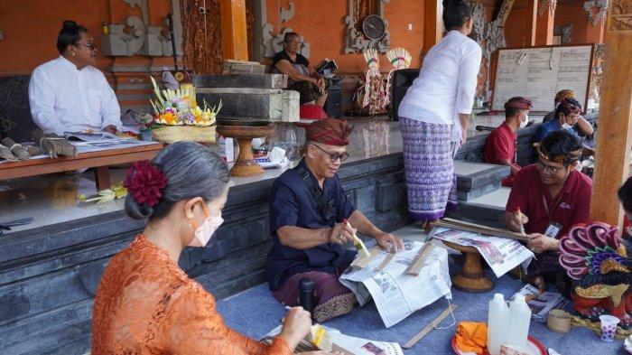 KONSERVASI - Kegiatan konservasi dan identifikasi lontar milik Ida Pedanda Gede Wayahan, melibatkan sebanyak 40 tim dari Dinas Kebudayaan Provinsi Bali bersama Penyuluh Bahasa Bali di Kabupaten Tabanan.