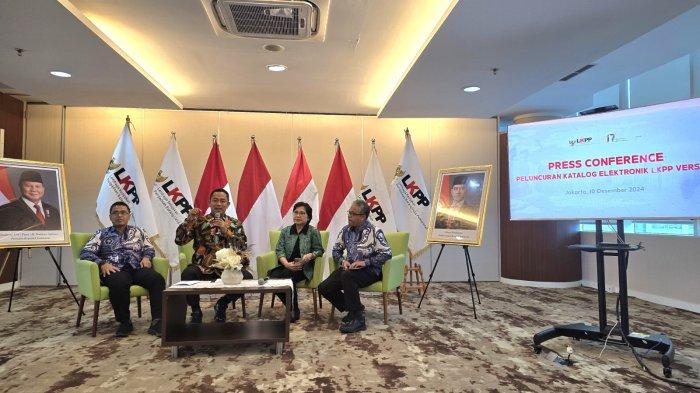 (Kiri ke Kanan) Deputi Bidang Transformasi Pengadaan Digital LKPP Patria Susantosa, Kepala LKPP Hendrar Prihadi, Direktur Enterprise & Business Service Telkom FM Venusiana R, dan Sekretaris Utama LKPP Iwan Herniwan pada acara Press Conference Peluncuran Katalog Elektronik Versi 6.0 di Istana Negara, Jakarta, Selasa (10/12).