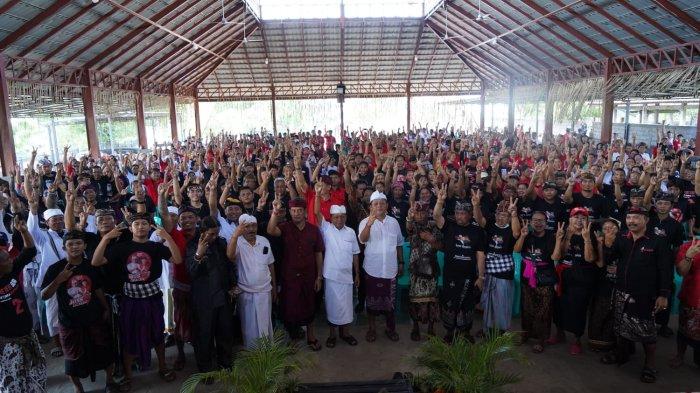 Tokoh masyarakat Patemon Seririt Putu Moser saat menyampaikan aspirasi kepada Paslon Gubernur Bali nomor 2 Wayan Koster dan Giri Prasta (Koster-Giri) di wantilan desa setempat, Selasa 22 Oktober 2024.