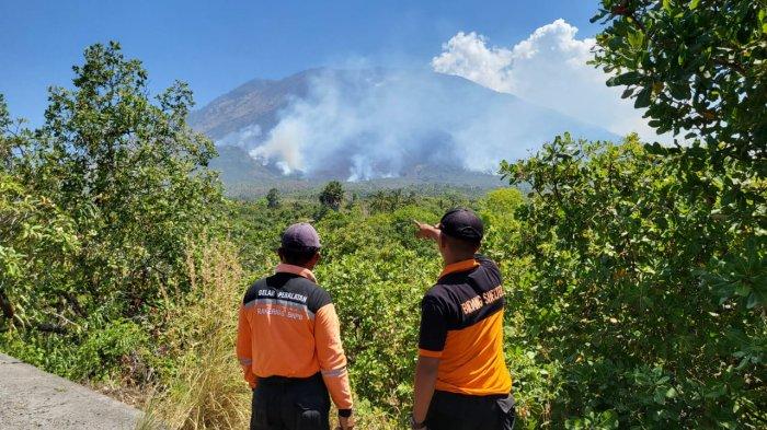  Pantauan kebakaran Hutan Lindung sekitar Lereng Gunung Agung dari Br. Bantas, Desa Baturinggit, Kecamatan Kubu, Kamis (28/9/2023) siang hari.