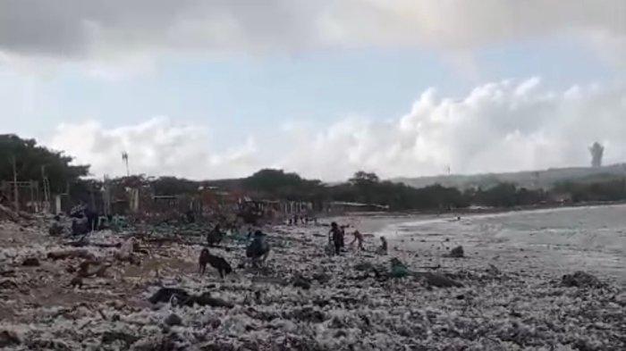 Kondisi Pantai kedonganan yang dipenuhi sampah plastik pada Rabu 25 Desember 2024.