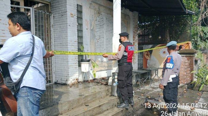 Penyebab kebakaran yang menghanguskan Basic Coffee Shop, di Jalan Kembang Matahari, Kesiman, Denpasar Timur, diduga berasal dari api dupa yang membakar pelangkiran yang berada pada bagian ruang dapur. 