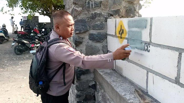 Hapus Kode - Jajaran Polres Badung bersama Linmas Tibubeneng saat melakukan penghapusan kode peredaran Narkoba jaringan Hydra pada Kamis (16/5). Penghapusan itu pasca digerebeknya pabrik Narkoba jaringan Hydra di Sunny Village, Tibubeneng, Kuta Utara, Badung.