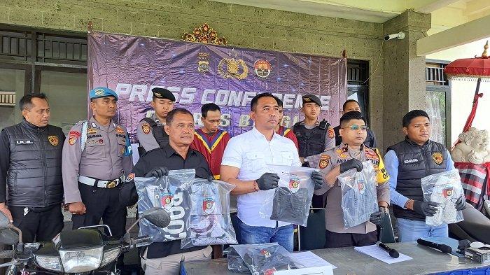 Barang bukti - Wakapolres Bangli, Kompol M. Akbar Eka Putra Samosir (dua dari kanan), didampingi Kasat Reskrim Polres Bangli, (kemeja putih) saat menunjukkan barang bukti hasil Operasi Sikat Agung 2024. Sabtu (11/5/2024)