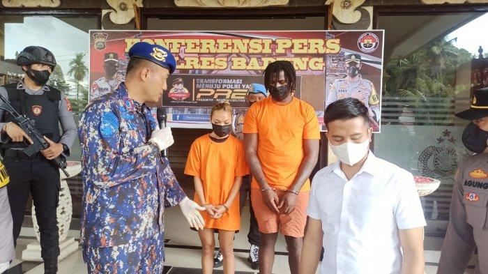 Dua pelaku James Parry Artis (36) dan teman wanitanya Mary Clydel Quilario (25), saat digiring Polres Badung pada Senin 5 Desember 2022.