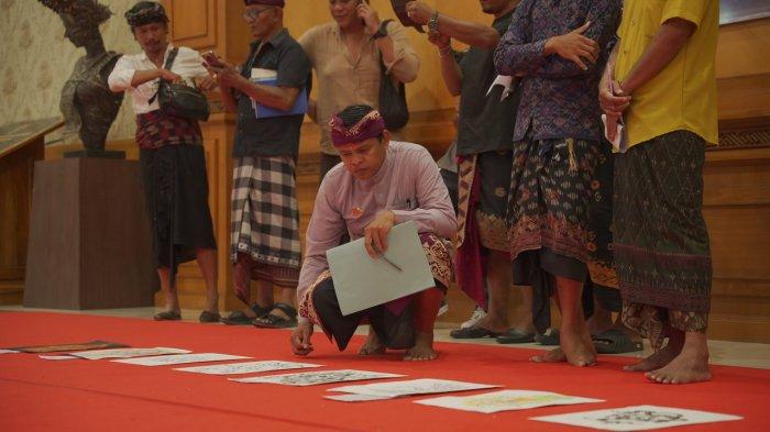 LOMBA BALIGRAFI - Sejumlah peserta saat mengikuti lomba baligrafi di loby balaibudaya Giri Nata Mandala pada Kamis 6 Februari 2025.