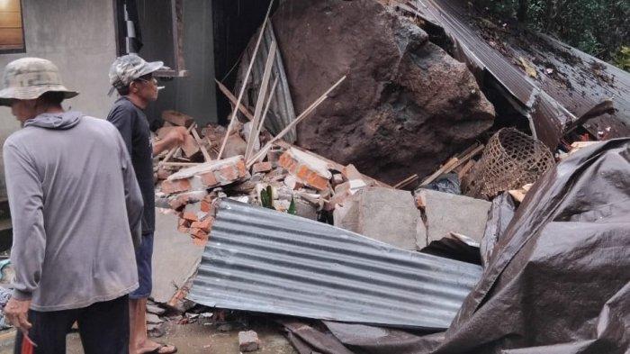 Hancur - Tembok rumah Ketut Sarya yang hancur pasca dihantam batu besar pada Senin (16/12/2024).