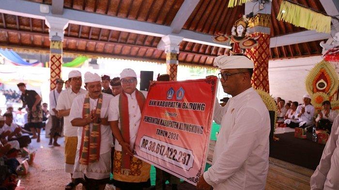 Pemerintah Kabupaten Klungkung, kembali mendapatkan dana bantuan keuangan khusus (BKK) dan hibah dari Pemkab Badung.

Bantuan ini diserahkan langsung Bupati Badung, Nyoman Giri Prasta, yang diterima Sekertaris Daerah Kabupaten Klungkung, Anak Agung Gde Lesmana.

Disaksikan Penjabat Bupati Klungkung, I Nyoman Jendrika, di Wantilan Pura Agung Dalem Ped, Kecamatan Nusa Penida, Kabupaten Klungkung, Rabu (19/4/2024).