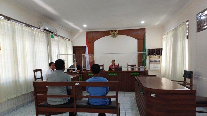 SIDANG PUTUSAN - Dua pedagang RW saat menjalani sidang di PN Singaraja, Rabu kemarin. Majelis Hakim PN Singaraja menjatuhkan vonis percobaan 10 bulan terhadap I Komang Sarjana dan I Nyoman Sudika. INSET: Satpol PP saat menggelar sidak, beberapa waktu lalu.