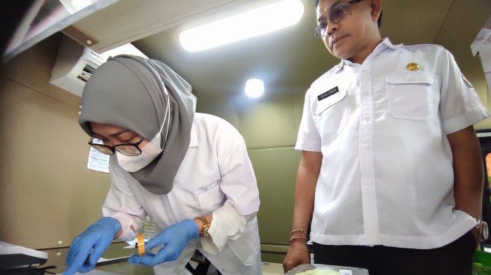 UJI LAB - Dinas Pertanian dan Pangan melalui Otoritas Kompeten Keamanan Pangan (OKKPD) Provinsi Bali uji sampel anggur Muscat yang diambil dari beberapa supermarket di Kota Denpasar, Rabu (30/10).