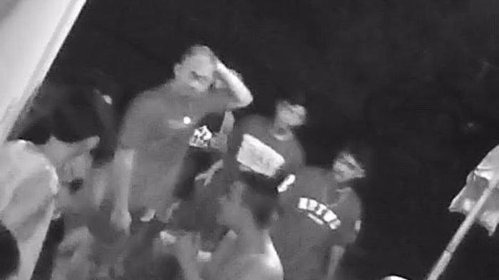 Tangkapan layar rekaman CCTV keributan pemuda yang diduga terjadi di Dalung, Kuta Utara, Badung pada Rabu 9 April 2024.