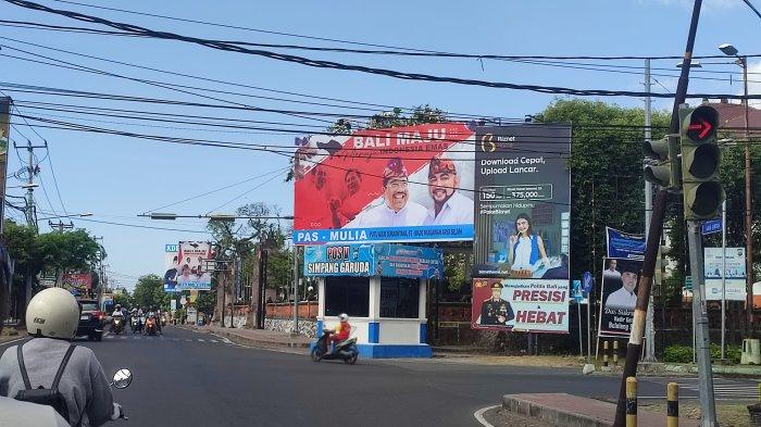 Baliho PAS-Mulia di simpang empat ruas jalan Dewi Sartika.