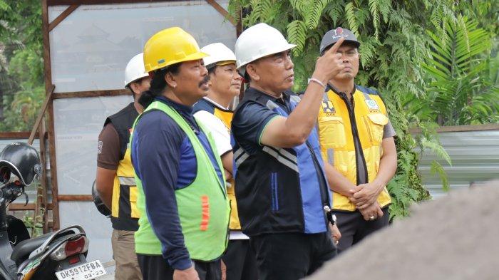Bupati Jembrana, I Nengah Tamba didampingi Kepala Dinas PUPR Jembrana, I Wayan Sudiarta melaksanakan pemantauan langsung ke Gedung Kesenian Ir. Soekarno, Jumat 6 Desember 2024.