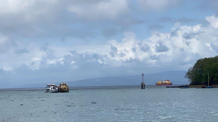 Penumpang Inami Fast Boat tujuan Dermaga Rakyat Padang Bai, Manggis, Karangasem  menuju Gili Terawangan, Lombok, NTB  panik, Kamis (6/7/2023) siang hari.

Mesin fast boat mengalami permasalahan, lantaran ada korsleting hingga memunculkan percikan api.

Informasi di lapangan, Inami Fast Boat mengangkut 89 penumpang. Dan didominasi tamu mancanegara (wisman) yang akan mengunjungi Gili Terawangan.

Inami Fast boat berangkat  dari Padang Bai  pukul 10.15 Wita. Sampai di Perairan Tanah Ampo,  Kecamatan Manggis, dan tiba - tiba terdengar letusan, lalu ada percikan api.